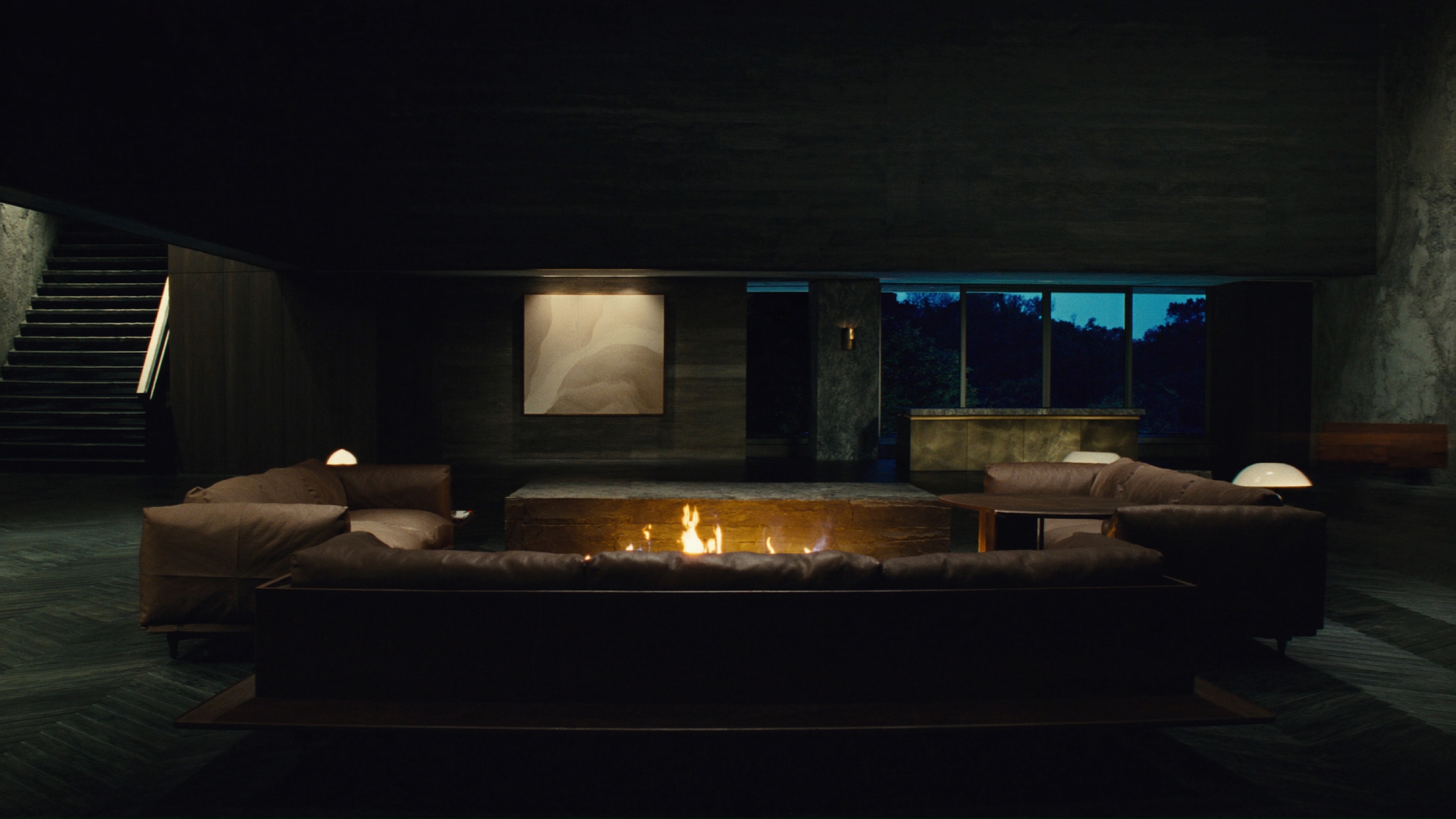 Lounge moderno · firepit central · sofás brown · janela noturna