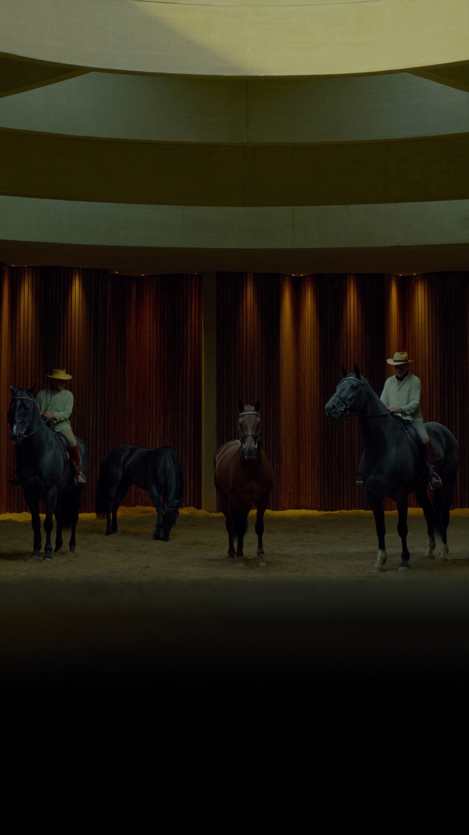 Picadeiro circular · óculo arquitetônico · quatro cavalos