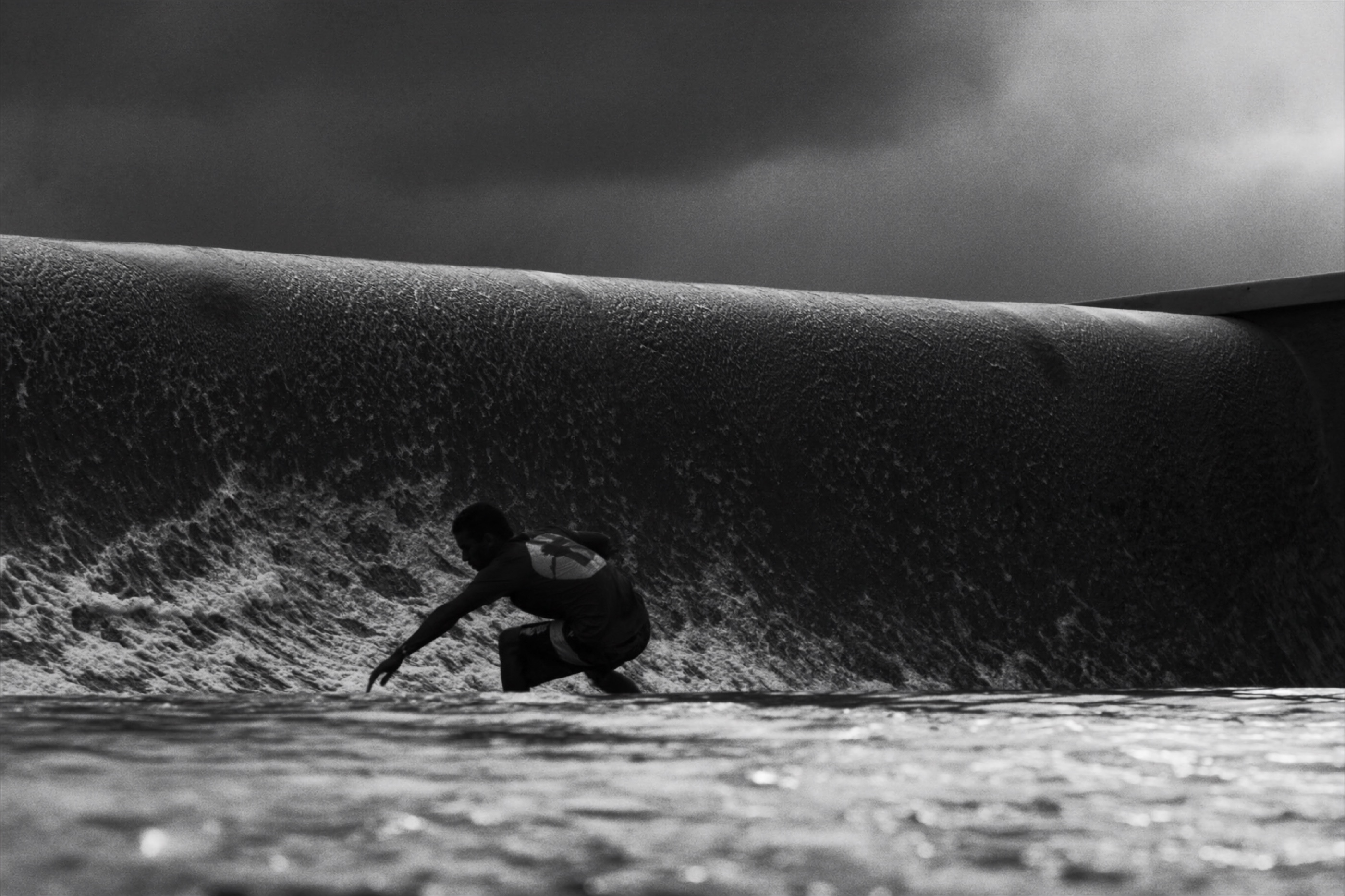 Tubo · preto-e-branco · surfista pegando onda
