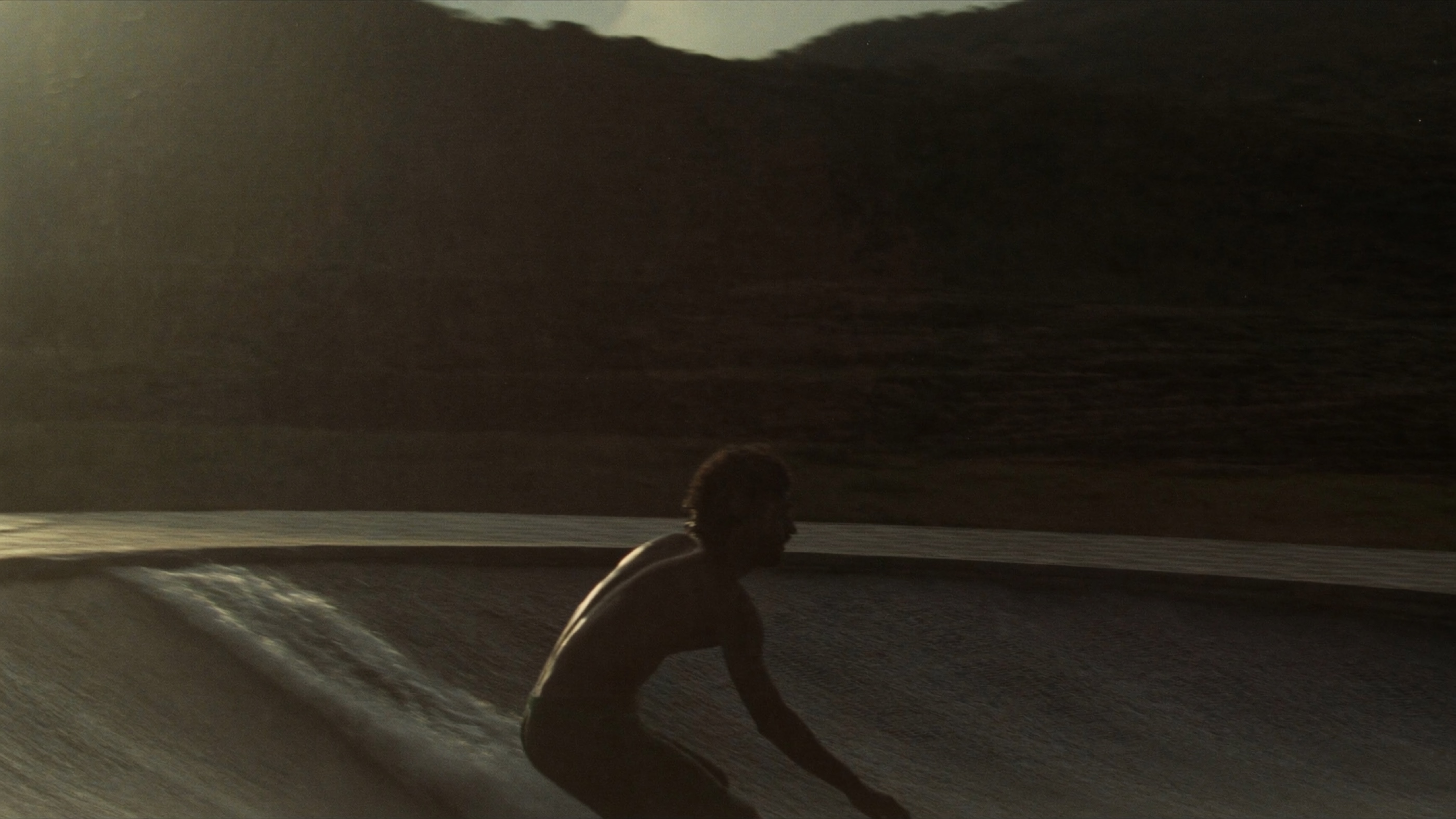 Surfista no sunset · contra-luz dourada