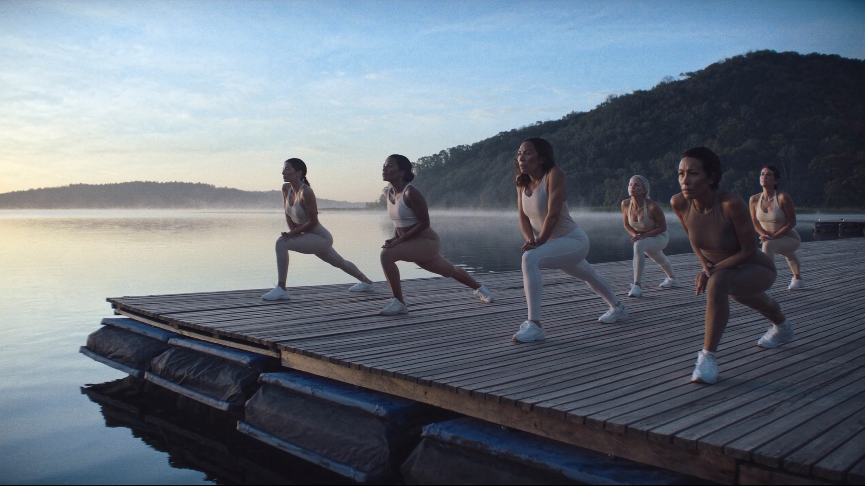 Yoga · pose da guerreira · luz azul amanhecer